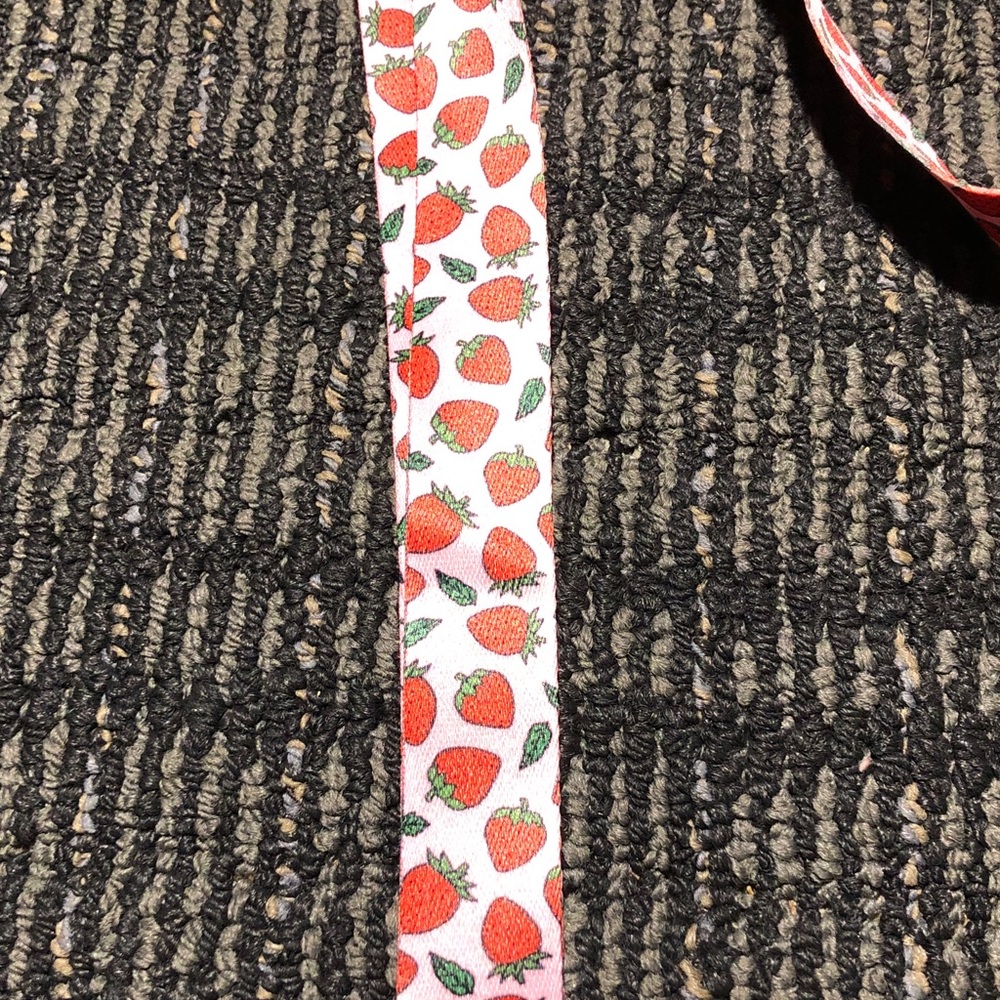 🛍️ Strawberry Pattern Key Holder - Picture 4 of 5